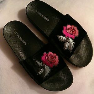STEVE MADDEN BLACK ROSE SLIP ON SANDAL